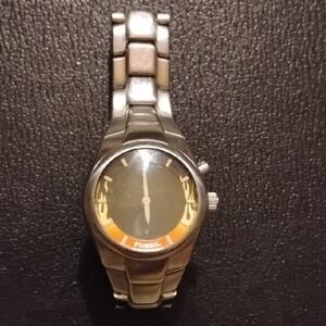 Fossil Silver Smartwatch with Modern Design and Integrated Bracelet